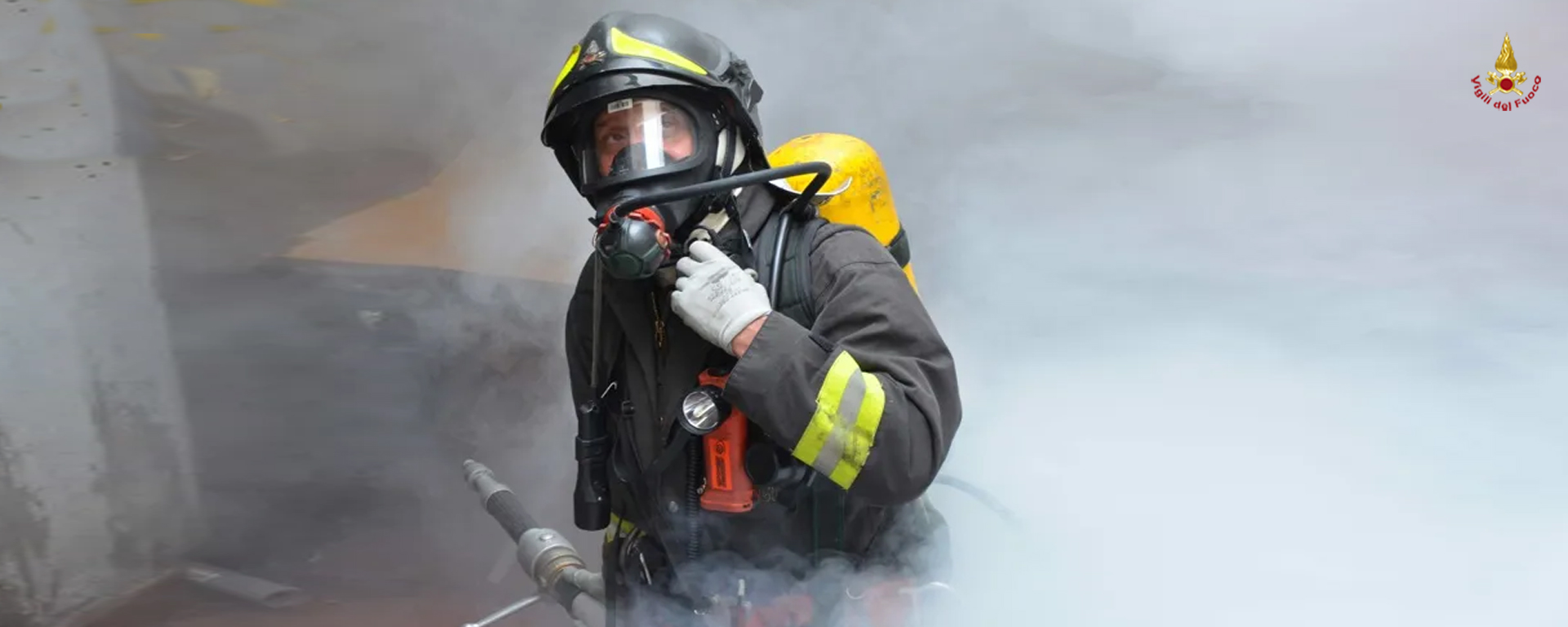 Unità dei vigili del fuoco che si esercita in una camera a fumo