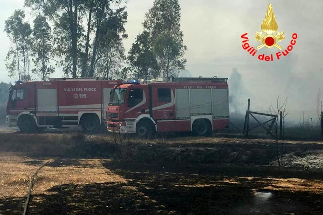 Mezzi dei vigili del fuoco impegnati nello spegnimento di un incendio di vegetazione a Borgo San Michele, Latina