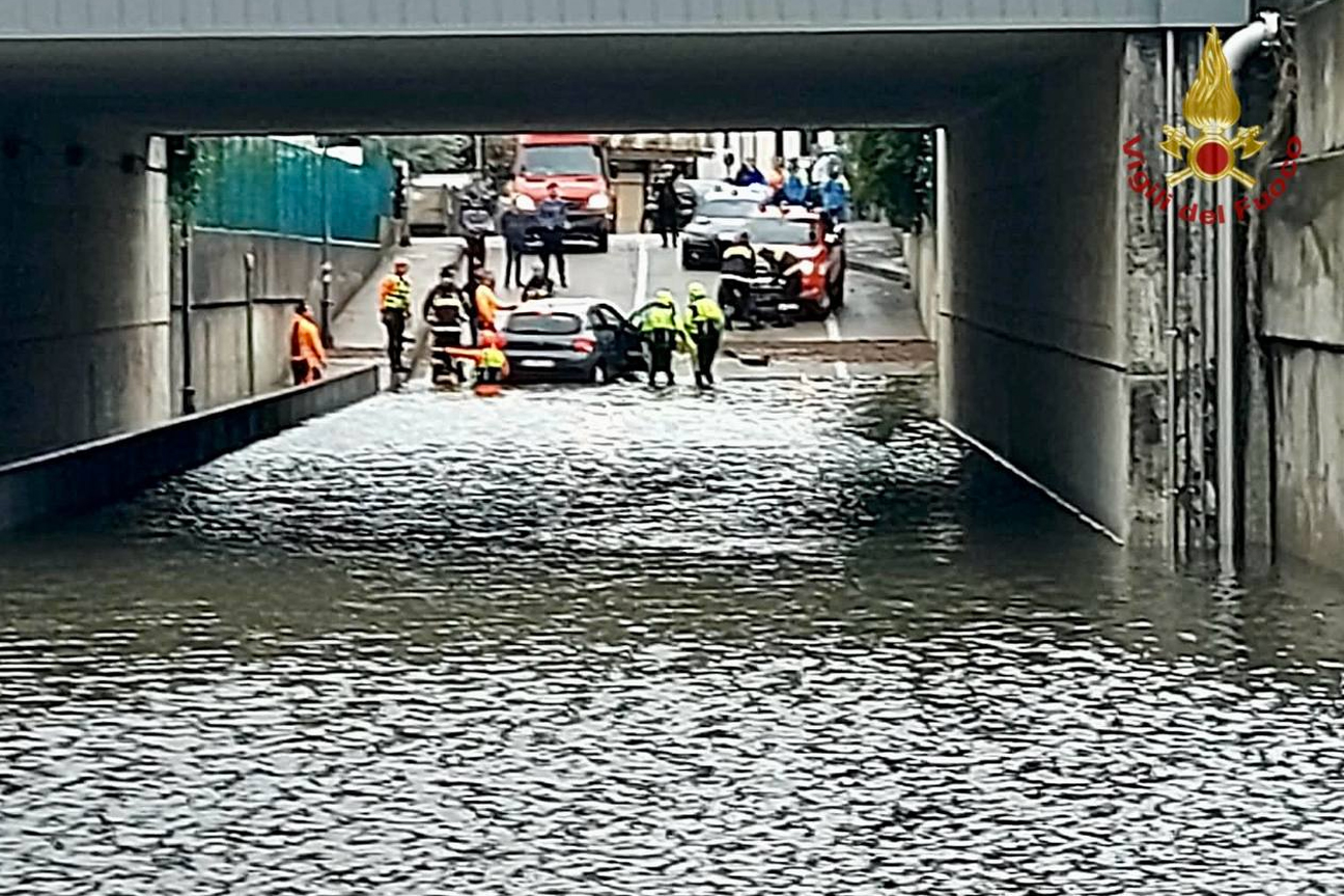 Vigili del fuoco al lavoro per salvare una donna rimasta bloccata in auto dall'acqua