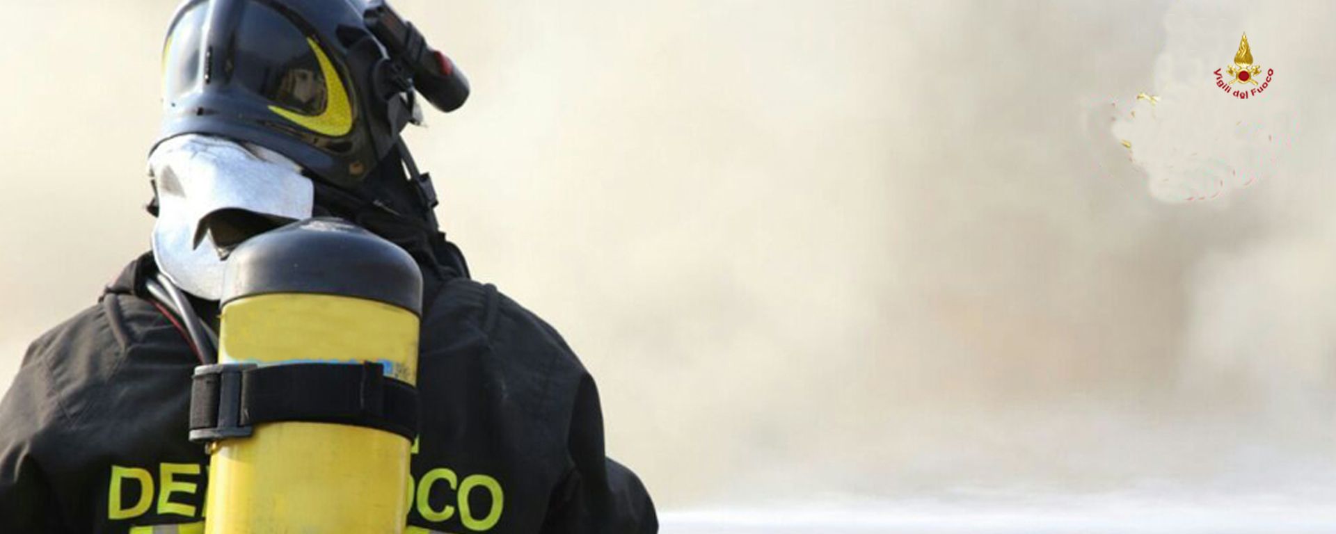 Vigili del fuoco impegnato in operazioni di spegnimento. Immagine di repertorio