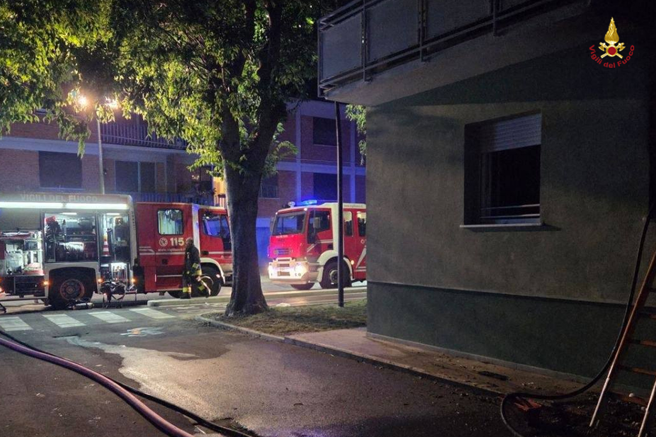 Incendio al piano terra di una palazzina in via Corsica, nel quartiere San Vito a Lucca