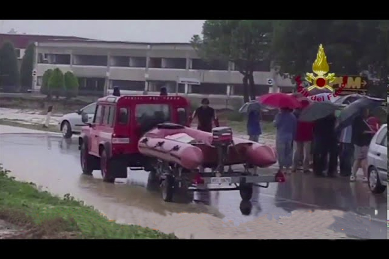Mezzo dei Vigili del Fuoco con un gommone di salvataggio durante i soccorsi per l'esondazione del fiume Esino a Osimo