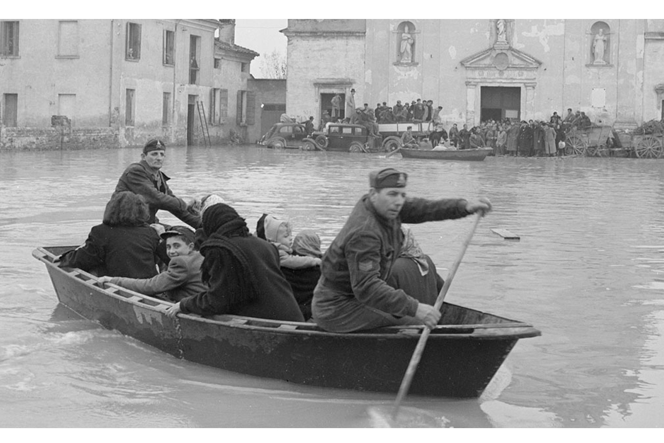 Immagine di repertorio: i Vigili del fuoco impegnati in operazioni di soccorso durante l'alluvione del Polesine