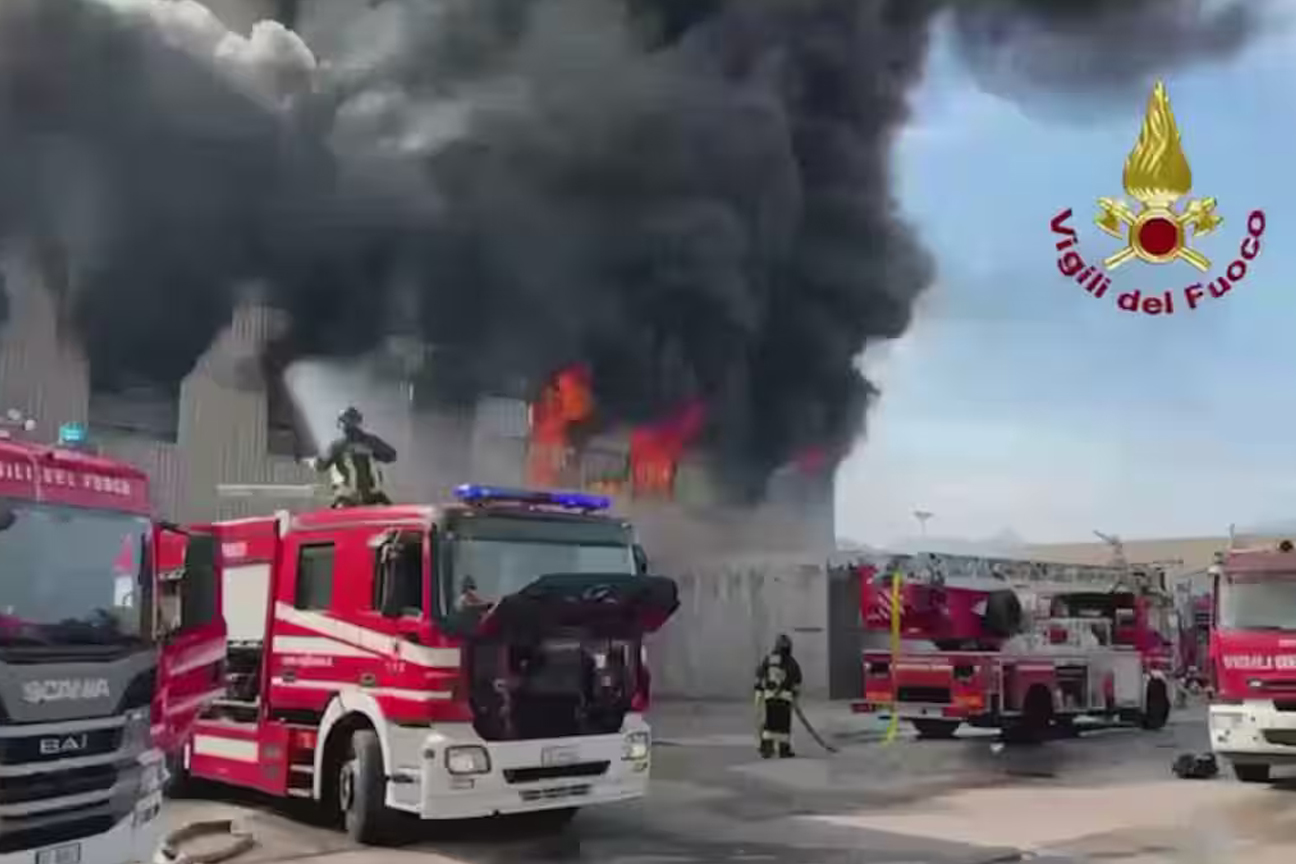 L'intervento dei Vigili del Fuoco durante il vasto incendio divampato alla Deroma di Malo, in provincia di Vicenza, il 1 ottobre 2026