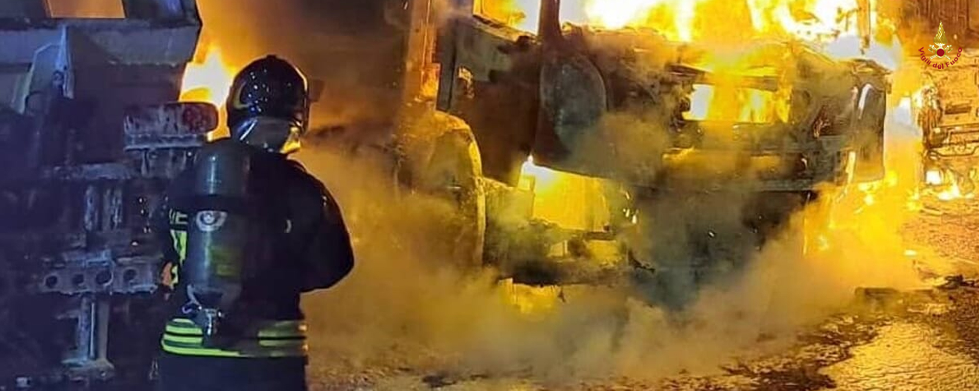 Immagine di repertorio di un intervento dei Vigili del Fuoco per un incendio scoppiato in un'azienda municipalizzata dei trasporti