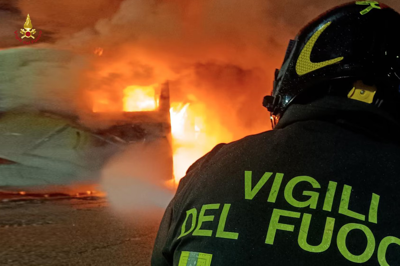 L'intervento dei Vigili del Fuoco per l'incendio divampato nel deposito di autobus in viale XI Agosto a Firenze