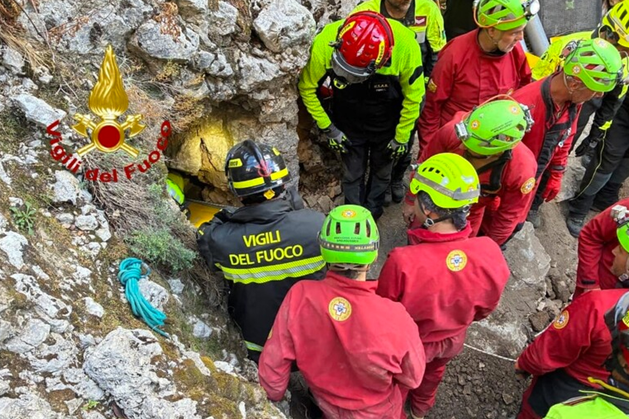 Le immagini del salvataggio ad opera dei vigili del fuoco e del soccorso alpino dello speleologo rimasto boccato dall'11 ottobre in una grotta del territorio di Urzulei, in provincia di Nuoro