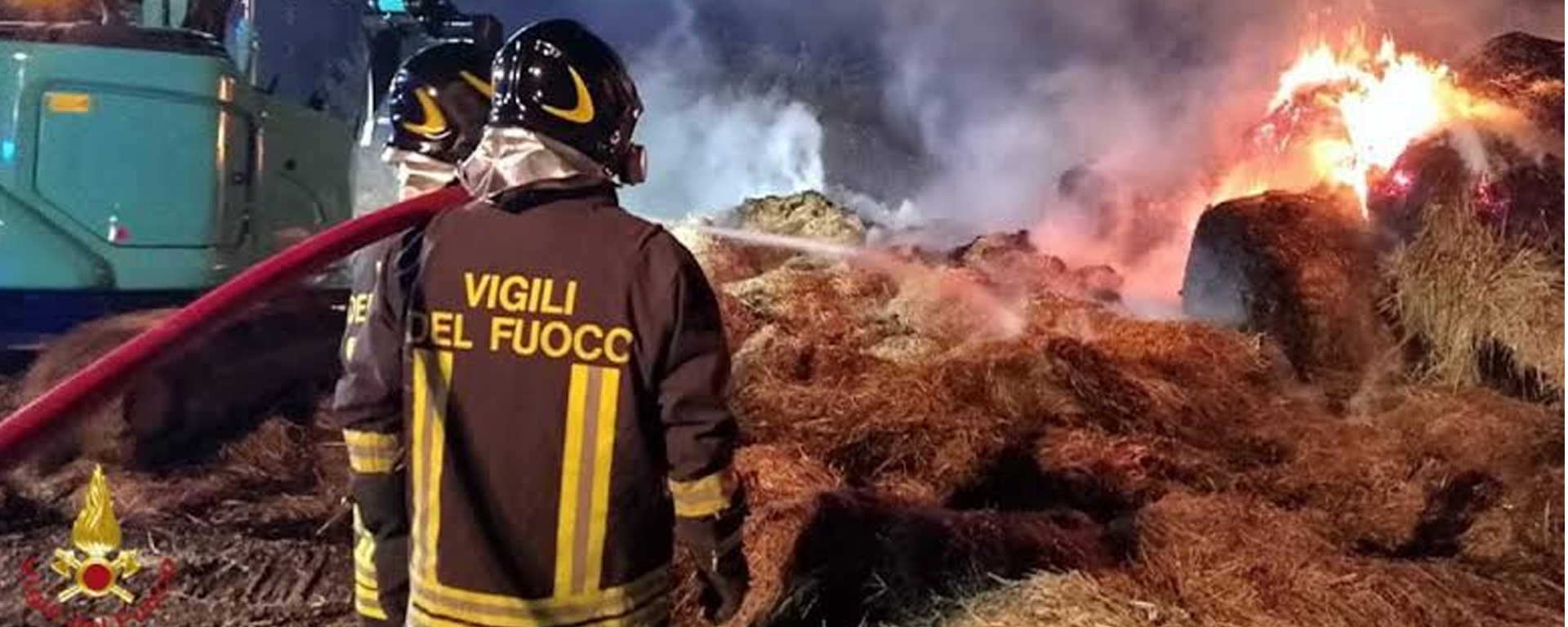 Immagine di repertorio di intervento dei Vigili del Fuoco impegnati a spegnere un incendio in un deposito di rotoballe di fieno