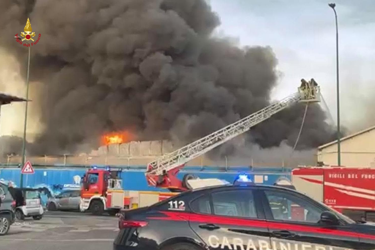L'intervento dei vigili del fuoco per l'incendio scoppiato in un capannone industriale a Napoli il 16 ottobre 2026