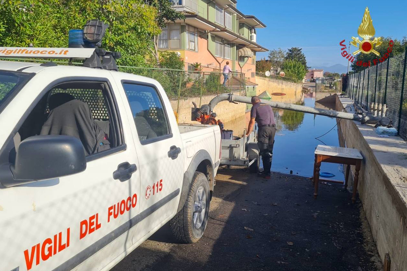 Vigili del fuoco impegnati in opere di prosciugamento dopo l'ondata di maltempo che ha colpito la provincia pontina