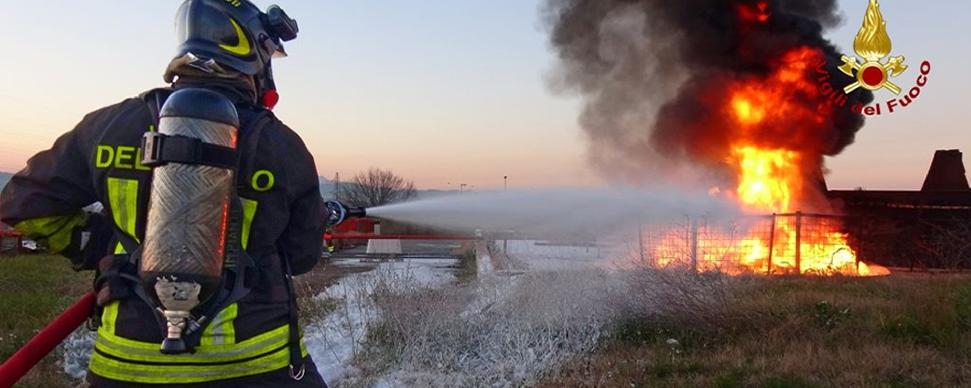 Vigile del fuoco impegnato in operazioni di spegnimento di incendio di vegetazione
