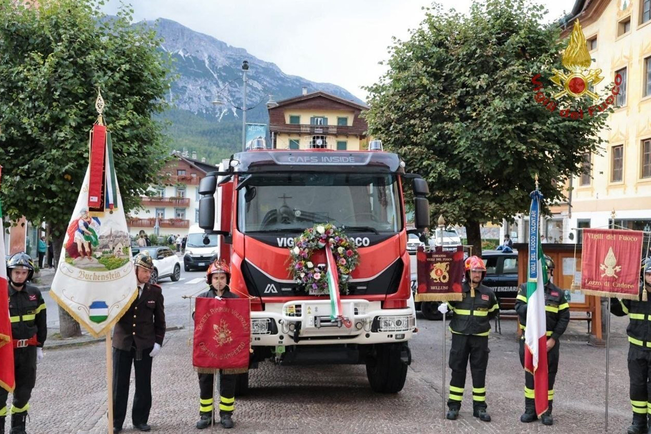 La sfilata per i 140 anni dei volontari e i 30 del distaccamento permanente di Cortina