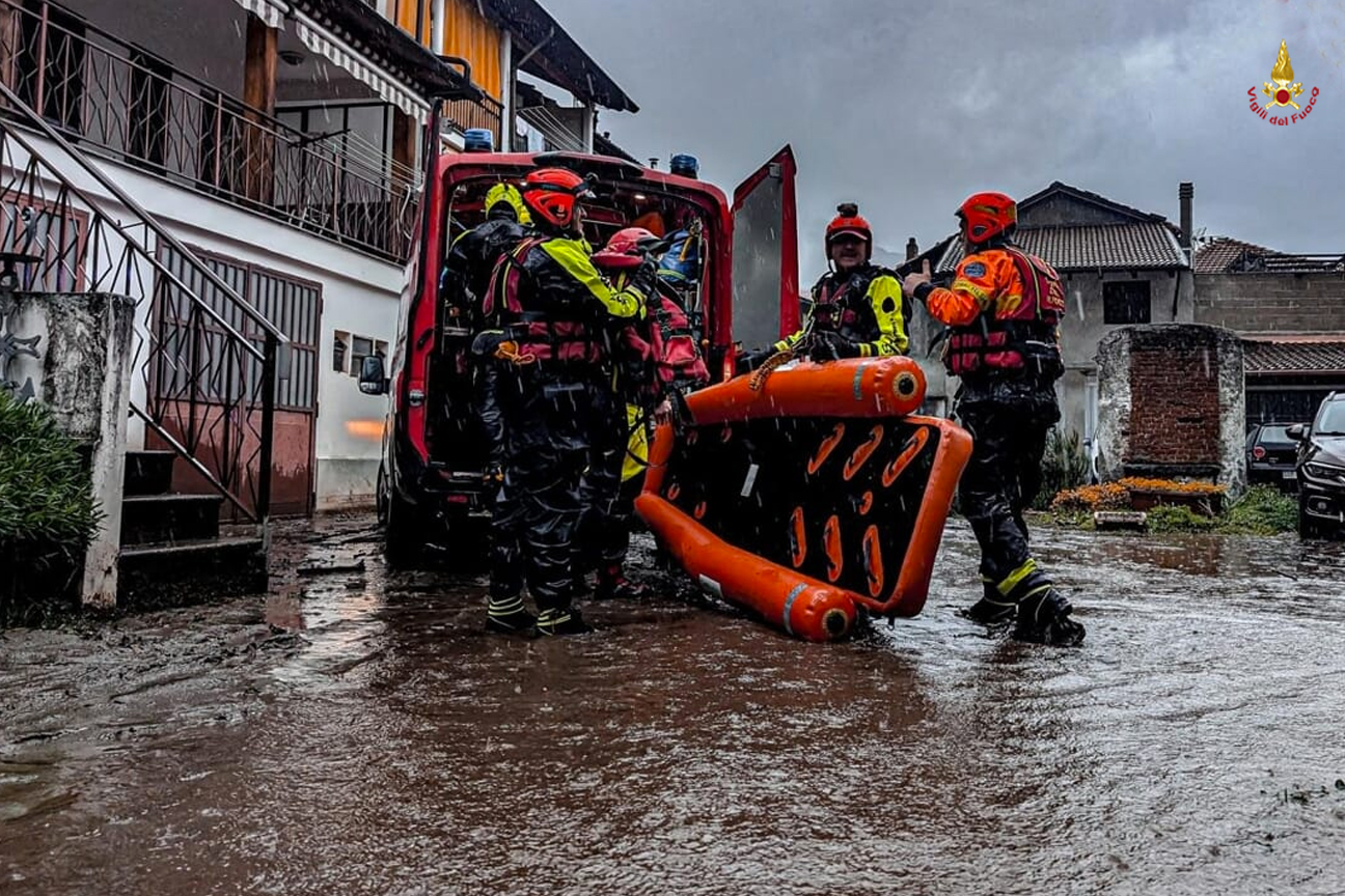 Vigili del Fuoco impegnati in operazioni di soccorso durante un'emergenza maltempo con allagamenti