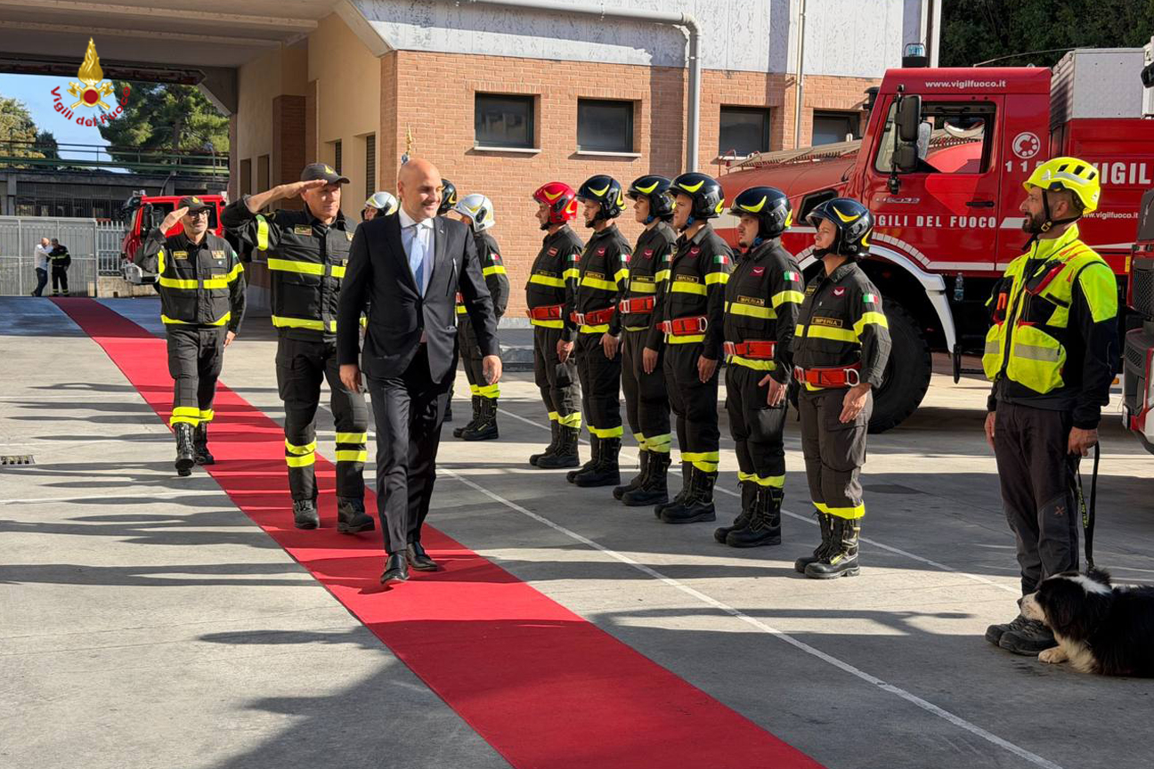 In primo piano, il sottosegretario all'Interno Emanuele Prisco raggiunge il comando di La Spezia. Lo segue il Capo del Corpo, Ghimenti