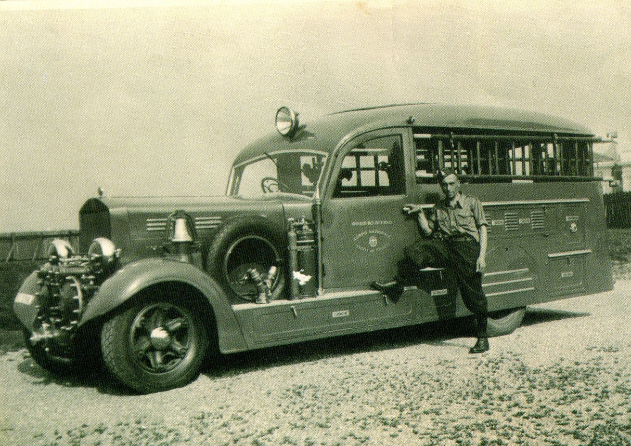 L’autopompa Isotta Fraschini 8B disco 16 del distaccamento di Lodi fotografata al castello di manovra di via Colleoni a Milano durante l’addestramento nel periodo bellico.