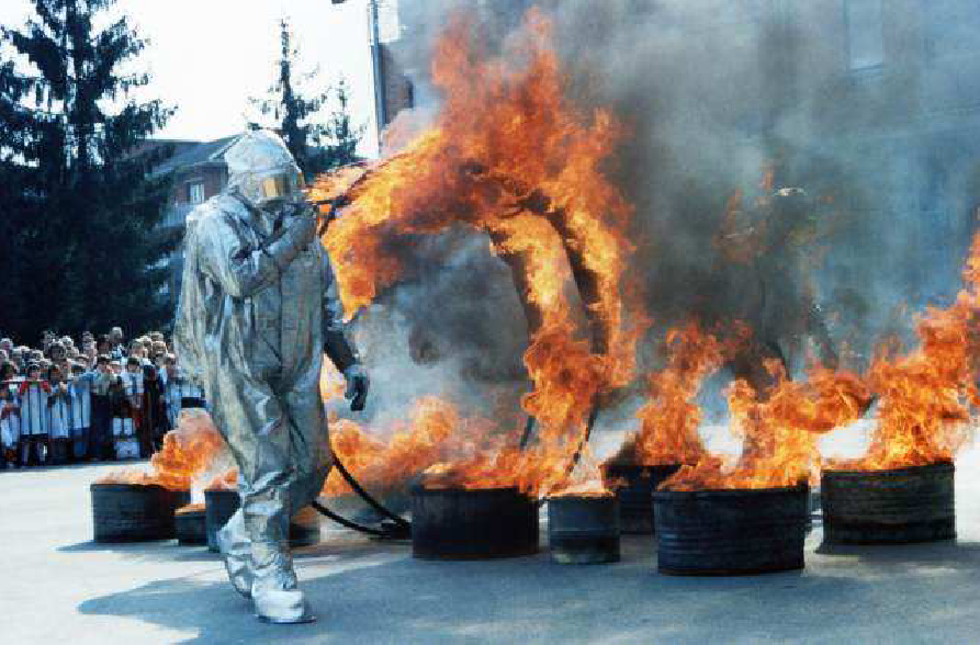 Dimostrazione antincendio per i bambini