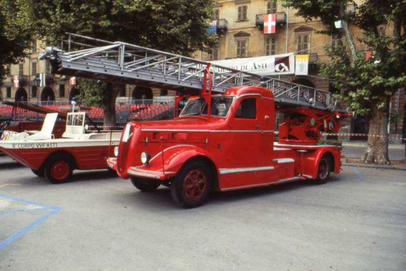 Mezzi storici esposti in Piazza Alfieri