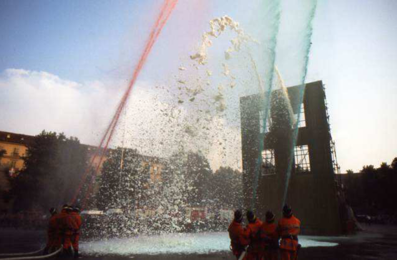 Fine della manifestazione con la realizzazione di un tricolore creato con gli idranti