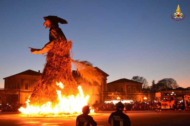 Padova, 50.000 cittadini per la Befana dei Vigili del Fuoco in Prato della Valle