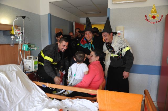 Catania, le iniziative di solidarietà della Befana dei Vigili del Fuoco