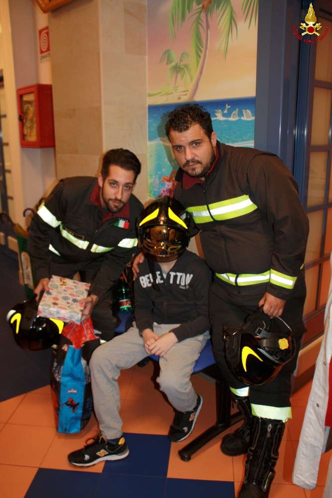 Roma, i Vigili del Fuoco consegnano doni ai bambini dell'Ospedale Umberto I
