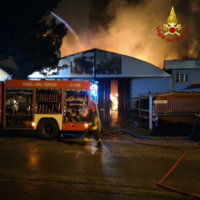 Prato, incendio edificio industriale a Montemurlo