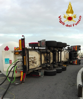 Autocisterna di GPL si ribalta