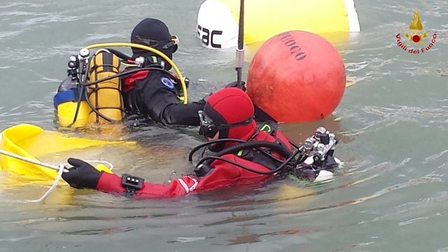 Roma, recuperata auto dai Sommozzatori nelle acque del Tevere