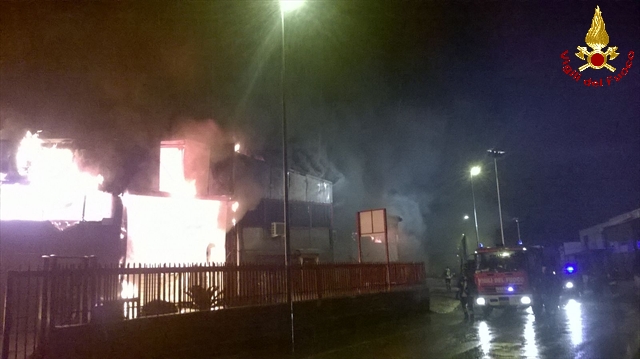 Roma, vasto incendio distrugge capannoni industriali