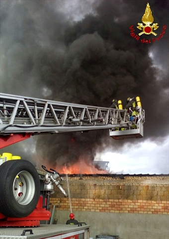 Roma, magazzino in fiamme