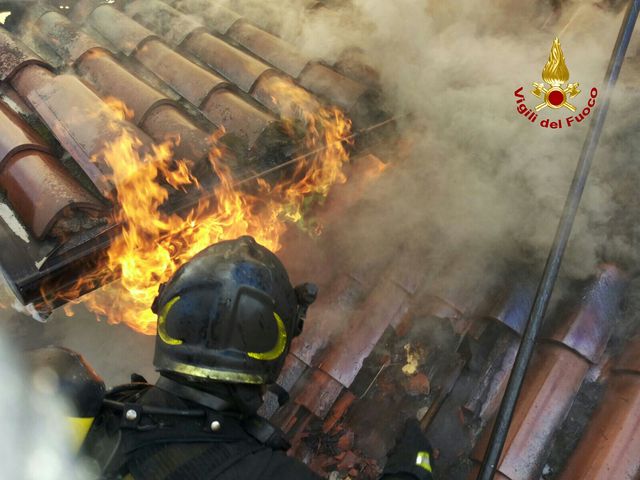 Vicenza, violento incendio in una villa