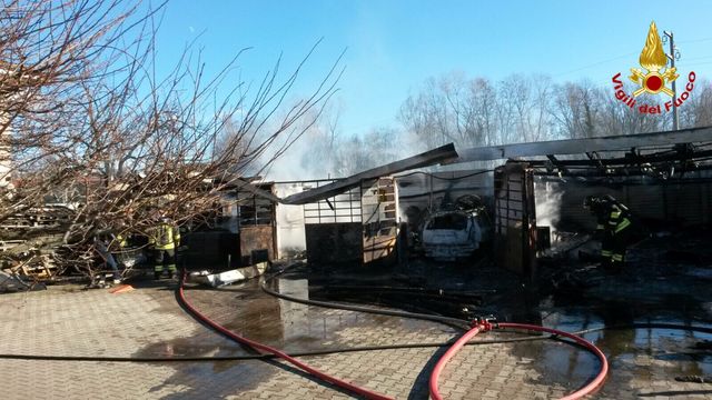 Varese, le fiamme distruggono quattro box auto