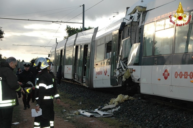 Cagliari, scontro frontale tra due convogli della metropolitana