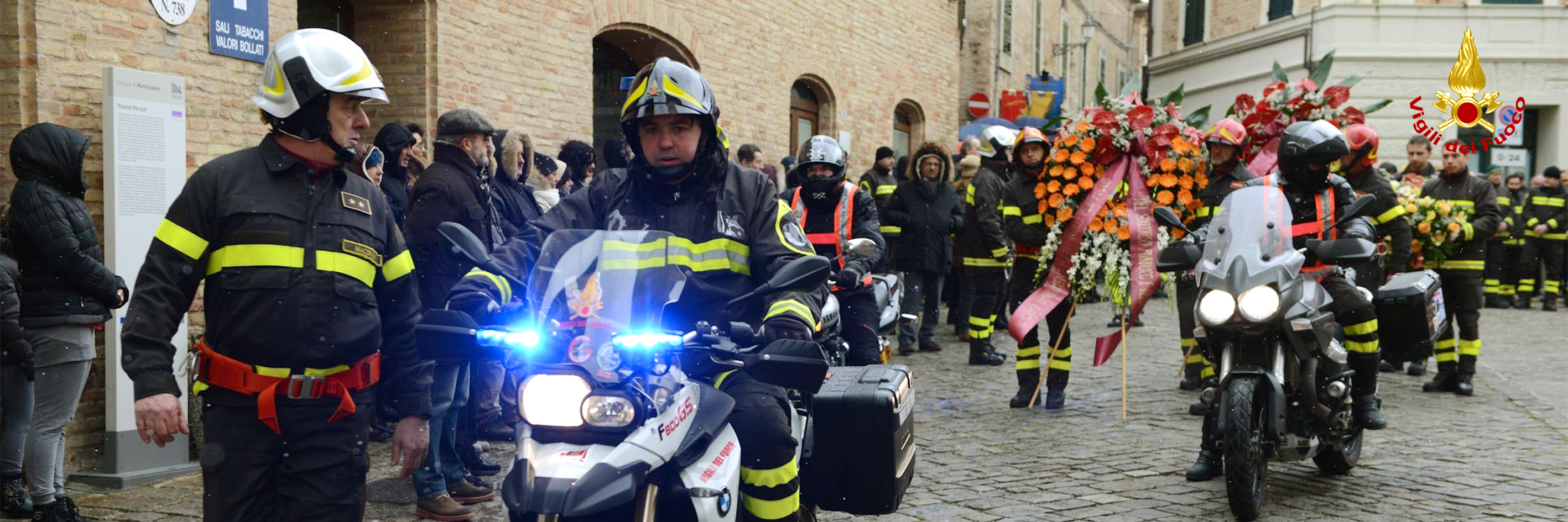 Macerata, una folla commossa alle esequie del Vigile del fuoco Roberto Torregiani