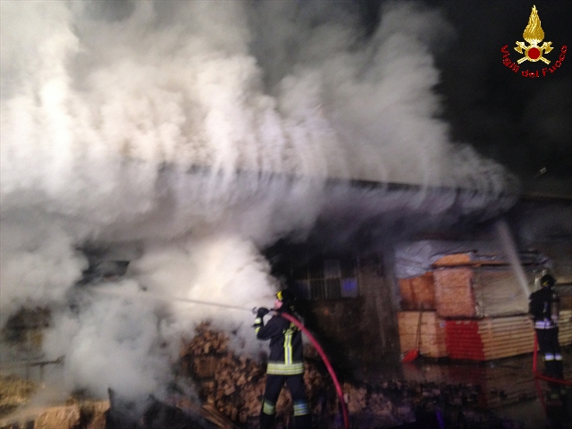 Novara, incendio capannone industriale