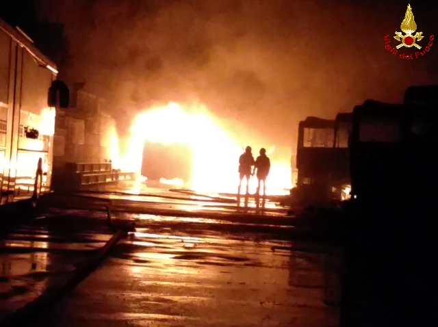 Reggio Calabria,incendio in un deposito di autobus
