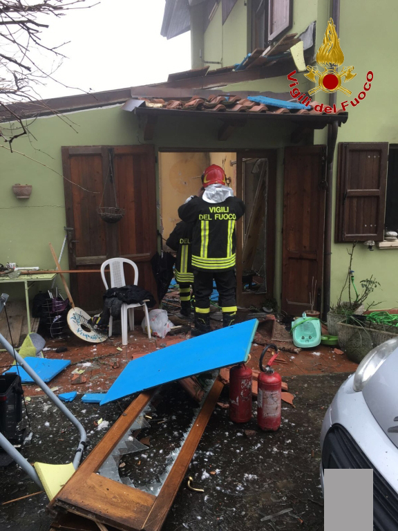 La villetta danneggiata dall'esplosione