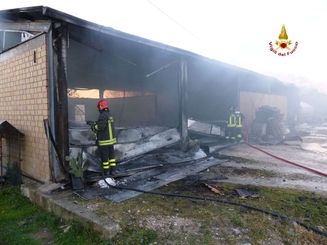 Macerata, incendio capannone agricolo a Pollenza