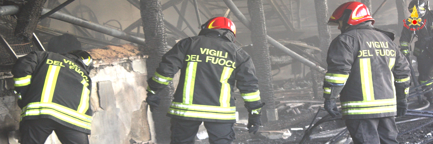 Roma, vasto incendio a Pomezia