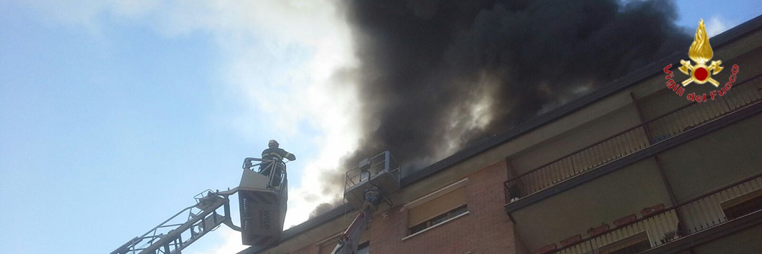 Torino, vasto incendio a Venaria Reale