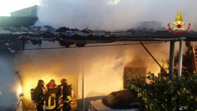 Venezia, violento incendio in un'officina a Dese