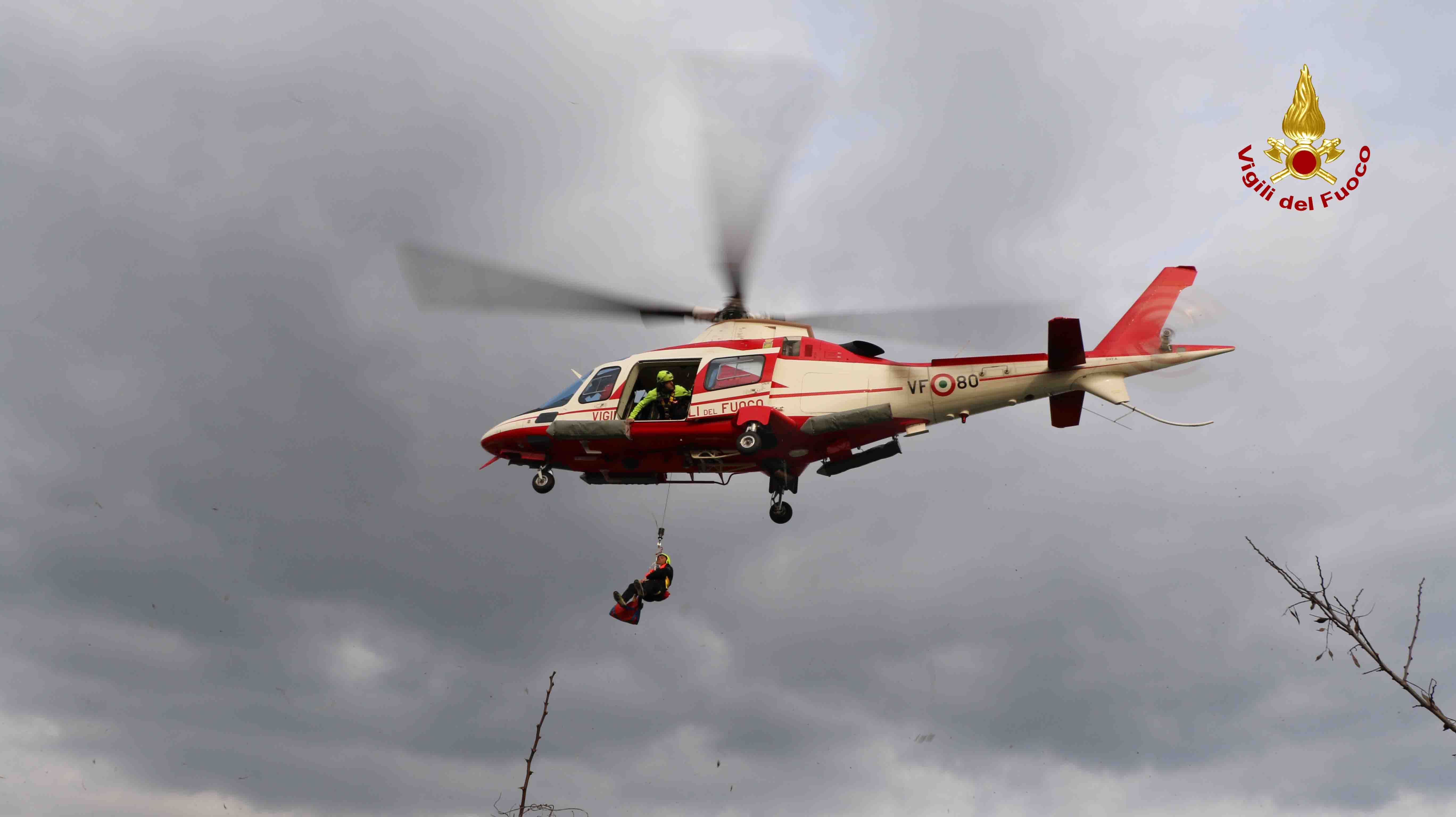 Una fase del salvataggio con l'elicottero