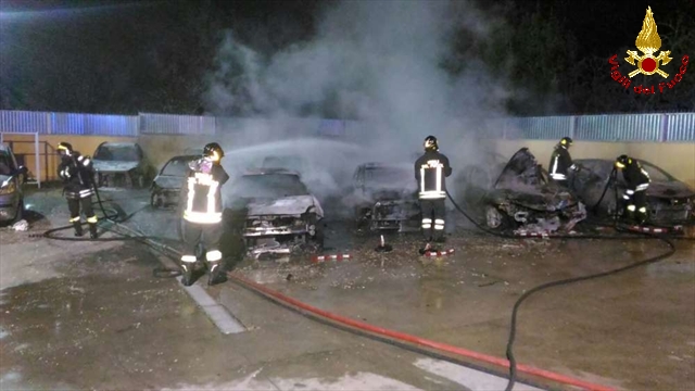 Roma, incendio autosalone nel comune di Vermicino