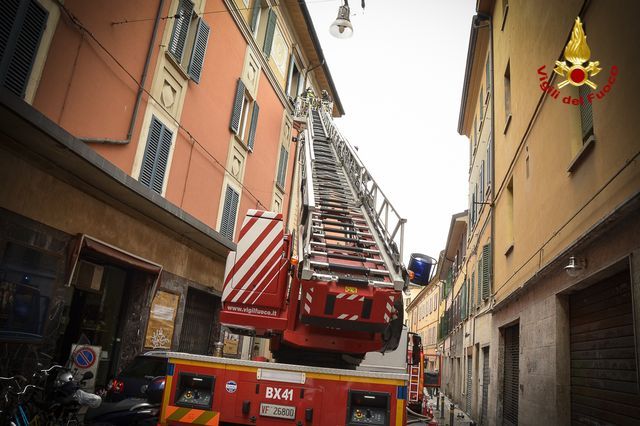 Bologna, due incendi nel centro della città