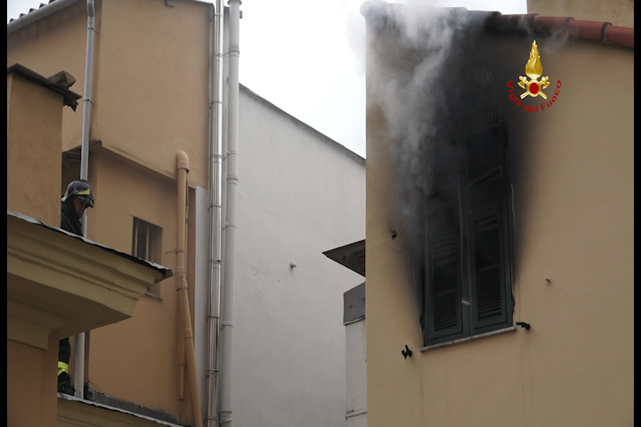 Genova, incendio appartamento