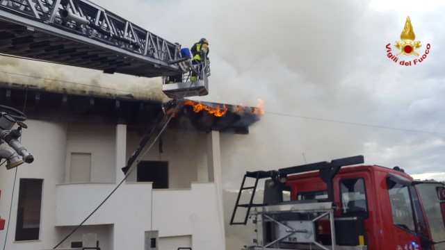 Pescara, incendio tetto a Moscufo