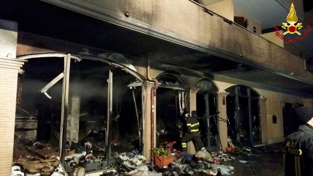 Roma, incendio di una lavanderia a Fiumicino