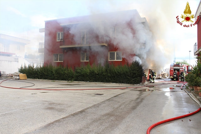 Taranto, vasto incendio in un mobilificio
