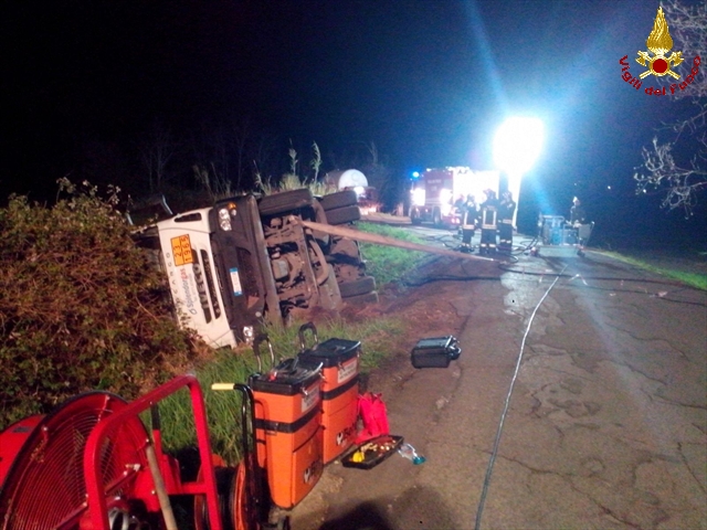 Latina, si ribalta cisterna di GPL