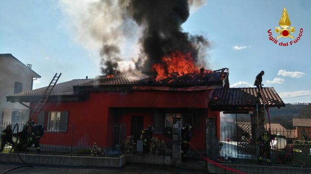Varese, incendio tetto a Cocquio Trevisago